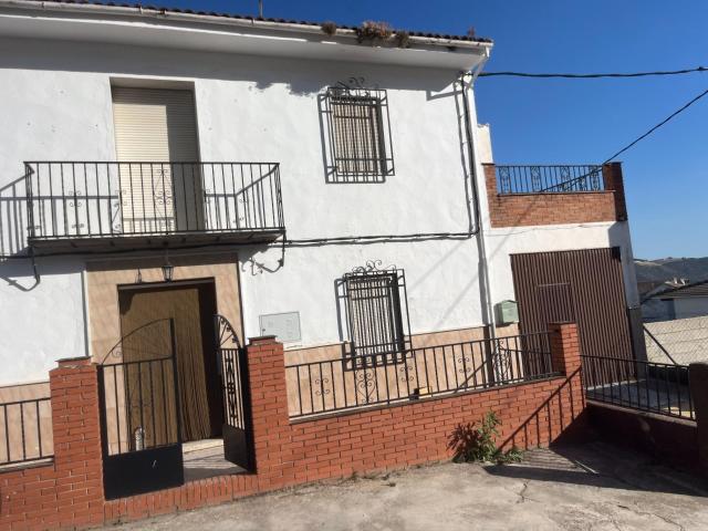 Preciosa casa con impresionantes vistas y garaje en El Higueral/Iznájar