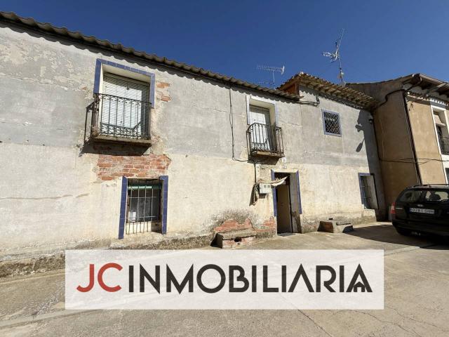 Preciosa casa con patio en Palacios de Campos