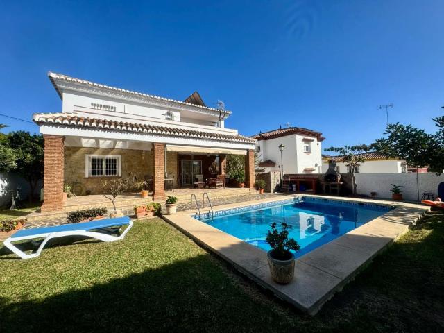 Preciosa casa con piscina y jardin en Torremolinos