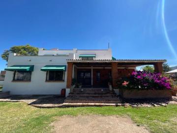PRECIOSA CASA DE CAMPO UBICADA AUN LADO DEL PICACHO, JUNTO AL CENTRO HIPICO