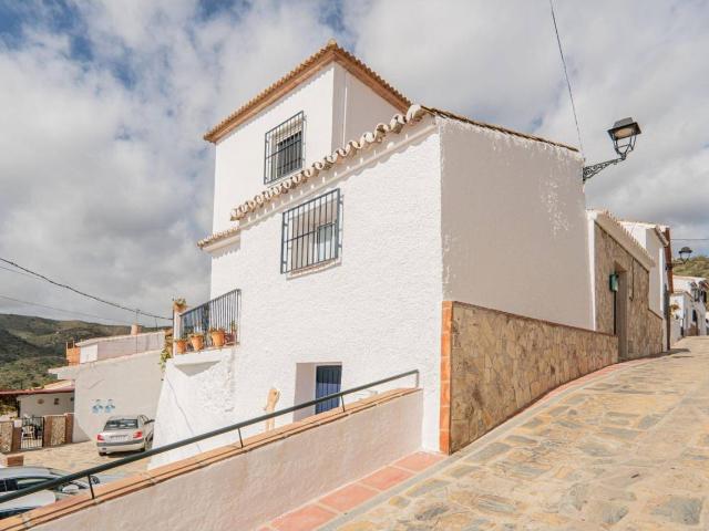 PRECIOSA CASA DE PUEBLO EN BENAQUE MACHARAVIAYA