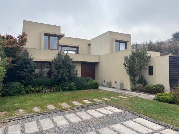 PRECIOSA CASA EN EXCLUSIVO CONDOMINIO DE PIEDRA ROJA