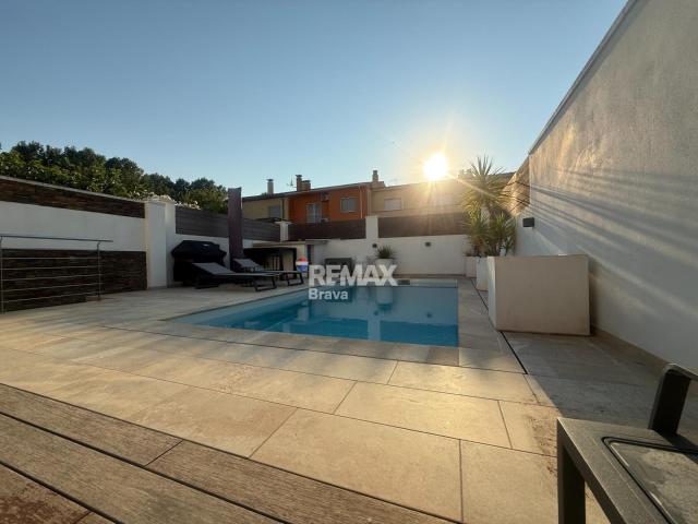Preciosa casa independiente con pisicna