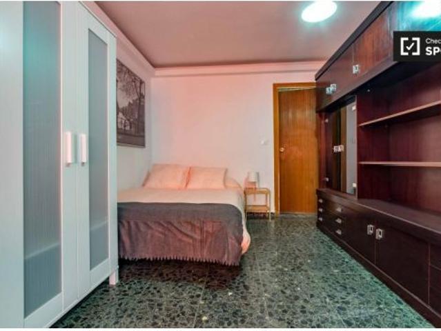 Preciosa habitación con cama doble y baño privado en alquiler en Quatre Carreres