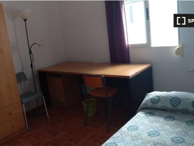 Preciosa habitación con cama individual en alquiler en Algirós