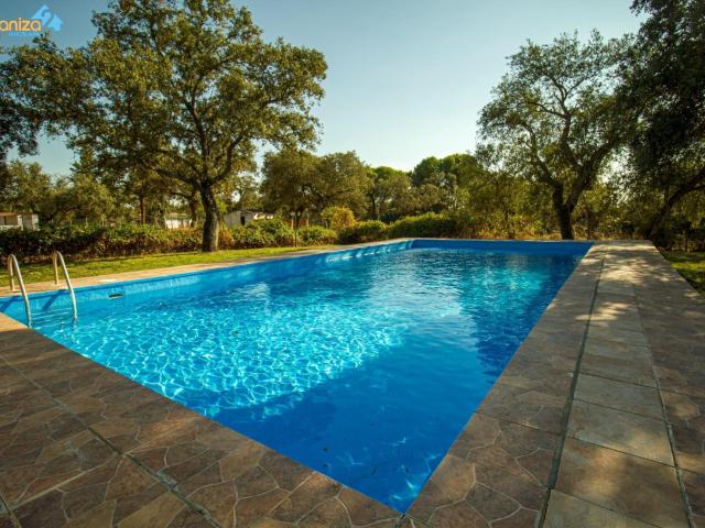 PRECIOSA PARCELA CON CHALET Y PISCINA EN UN PARAJE MUY TRANQUILO