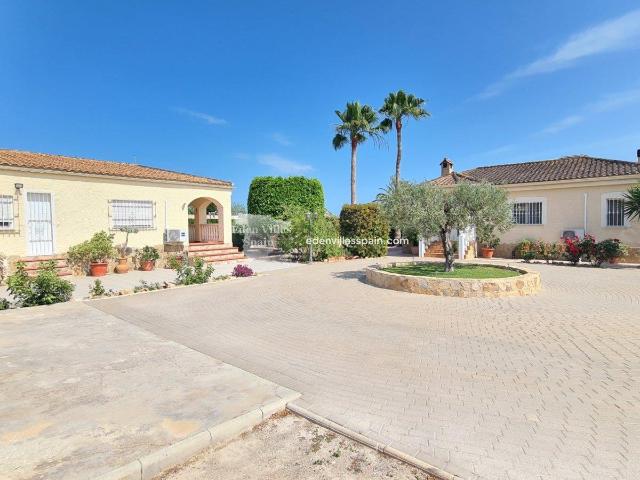 Preciosa Propiedad Con Dos Casas Piscina Privada Cocina De V. 295m² Alicante