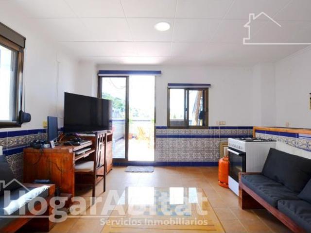 ¡PRECIOSAS VISTAS! GRAN CASA DE TRES ALTURAS CON GARAJE Y DOS TERRAZAS