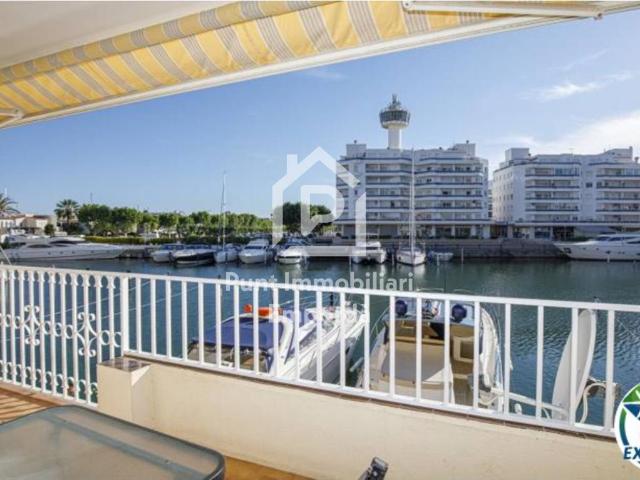 Precioso apartamento vacacional reformado en venta en el centro de Empuriabrava con magníficas vistas al canal