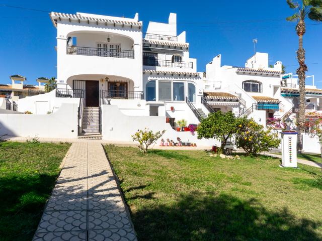 Precioso apartamento en planta alta con vistas al mar, solárium y espacios exteriores en Villamartin