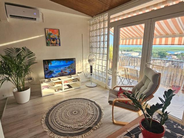 Precioso ático en alquiler vacacional en El Perelló Valencia Disfruta de unas vacaciones inolvidables junto al mar en este fantástico ático situado en segunda línea de playa