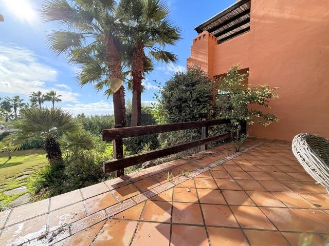 Precioso Bajo Con Terraza, Vistas Parciales Al Mar Y Excelen. 137m² Estepona