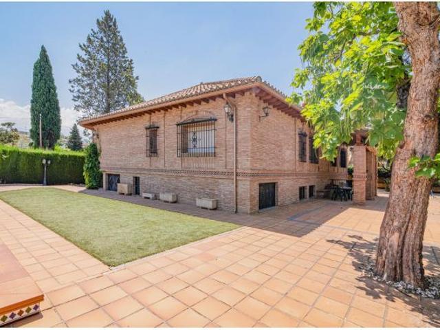 PRECIOSO CHALET CON GRAN PARCELA EN OGIJARES