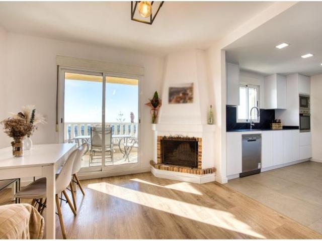 PRECIOSO CHALET ADOSADO CON URBANIZACION Y VISTAS AL MAR