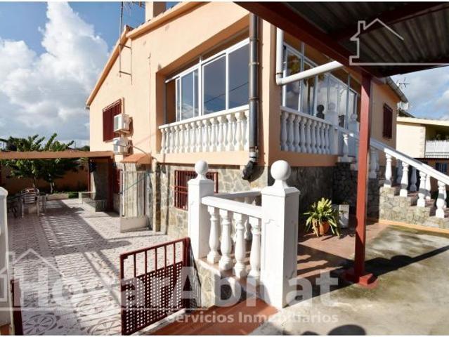 PRECIOSO CHALET ESQUINERO CON PISCINA PRIVADA, PARKING, TERRAZA Y TRASTERO
