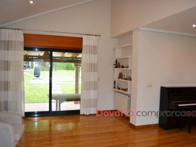 Precioso Chalet independiente en Tui con piscina