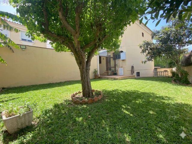 Precioso chalet pareado con 4 dormitorios y jardín en zona Santa Rosa
