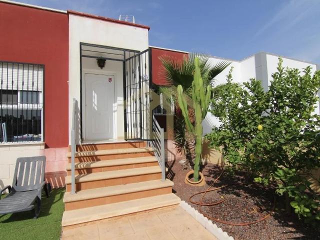 Precioso chalet pareado en New Sierra Golf con una gran parcela