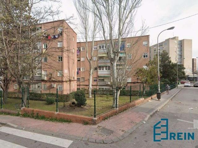 Precioso local convertido piso de dos habitaciones