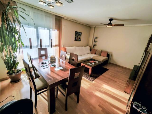 precioso piso seminuevo en urbanización privada!2 plazas de garaje!