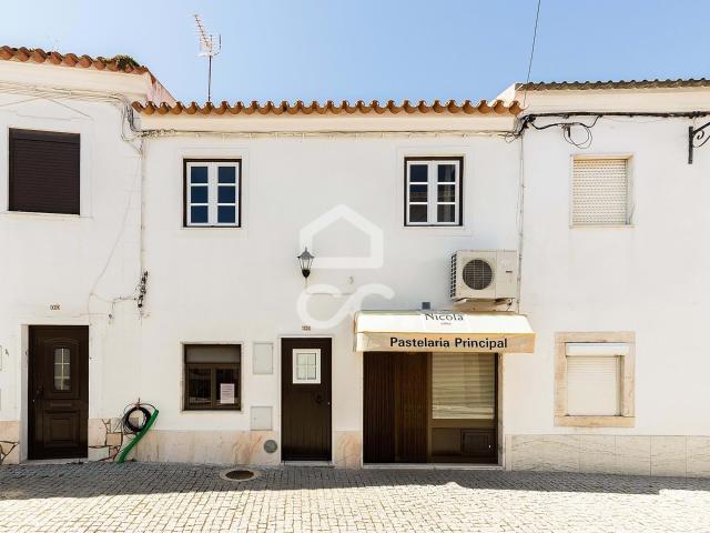 Prédio c/ 4 frações: Duas Moradias T2 e Dois Espaços de Comércio | Vimieiro, Arraiolos