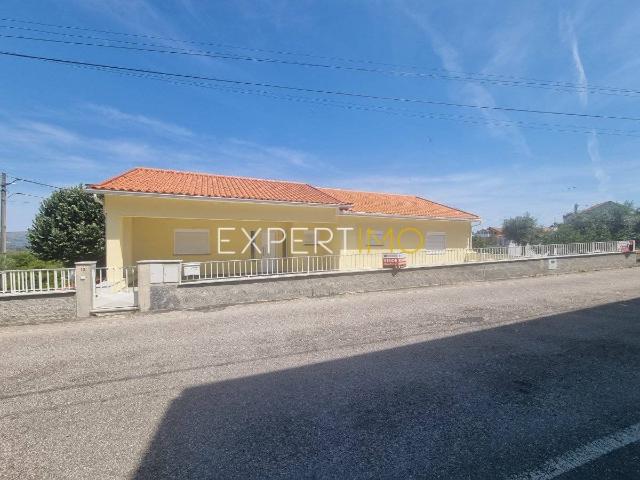 Prédio com negócios e habitação em Nabais, Gouveia