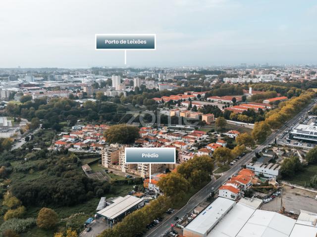 Prédio com Apartamento T3 e Espaço Comercial