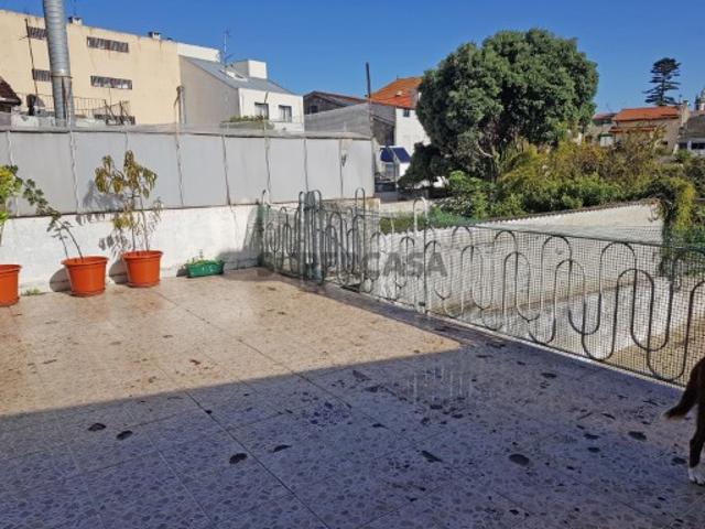 Prédio com comercio e 3 pisos no centro
