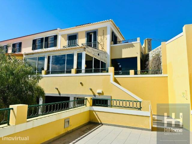 Prdio com comrcio e habitao na Vila Baleira, Porto Santo