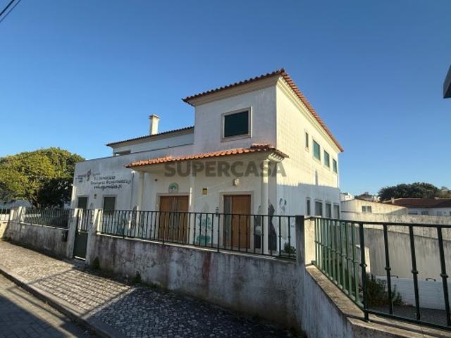 Prédio com Creche em Marinha Grande