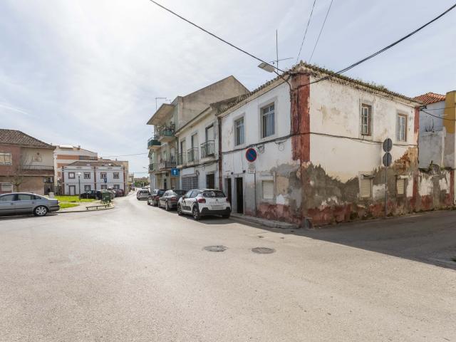 Prédio com duas frações para remodelação total na Rua Cândido dos Reis em Alhos Vedros, Moita