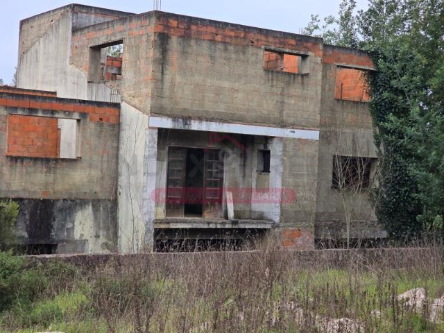 Prédio com duas frações Reconstrução Redonda Águeda