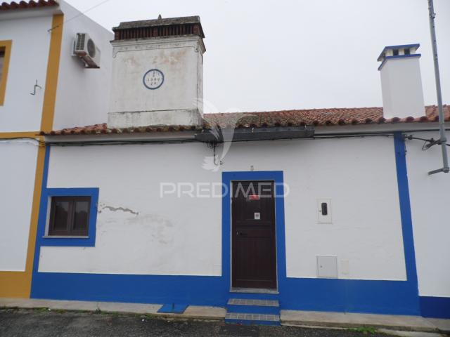 Prédio com grande potencial em São Sebastião da Giesteira – Évora