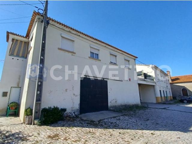 Prédio com habitação, armazém, e logradouro a 3 minutos de Tomar