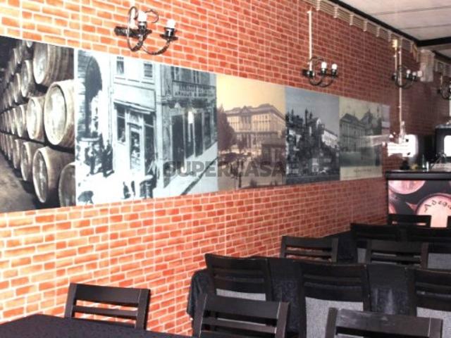 Prédio com Habitação + restaurante junto à CP Campanhã Porto