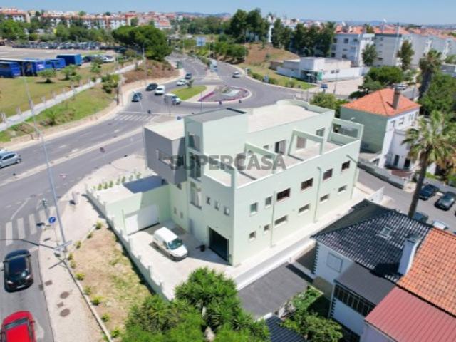 Prédio com Licença de Serviços para Arrendamento em Alfragide, Lisboa