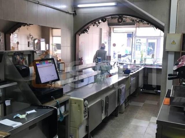 Prédio com Padaria/Pastelaria + Duas habitações 500m² Canelas