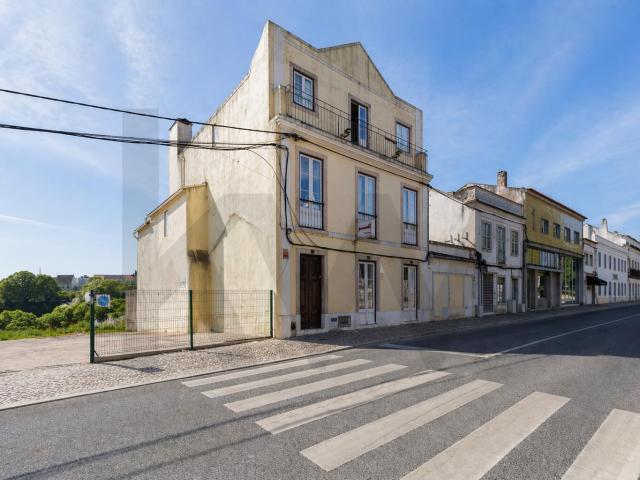 Prédio com património e paisagem em Santarém | Entre a presença do convento e a amplitude da lezíria