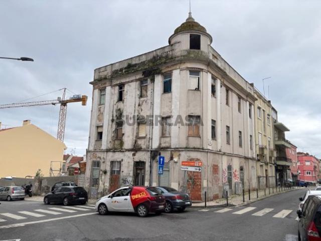 Prédio com 551 m2 nas Olaias | Wallis Real Estate