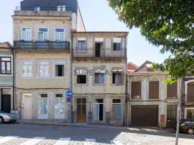 Prédio com Potencial na Rua do Bonjardim Coração da Baixa do Porto