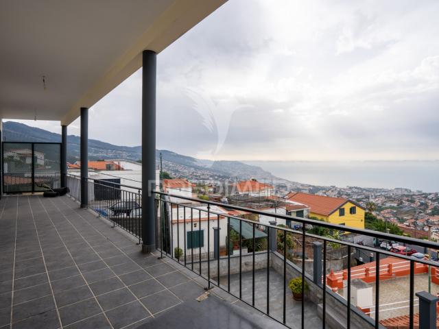 Prédio com Potencial para Hostel ou Alojamento Local | Vista Incrível sobre o Funchal | Santo António