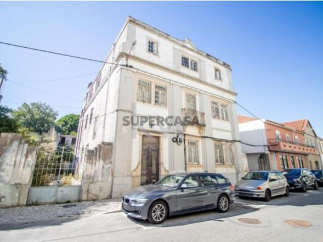 Prédio com projecto aprovado no centro da Malveira