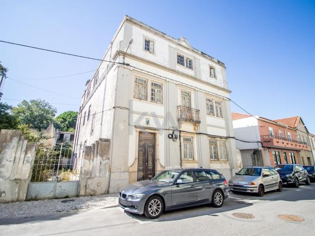 Prédio com projecto aprovado no centro da Malveira