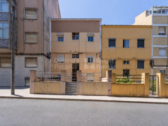 Prédio com projeto aprovado para 10 apartamentos em Benfica