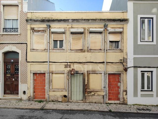 Prédio com projeto aprovado para moradia T4+1 na Ajuda 0m² Ajuda