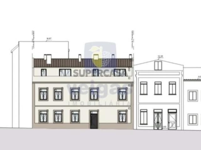 Prédio com Projeto para Quatro Apartamentos 2 T2  1T1  1T0, junto da Praia da Gamboa, Peniche