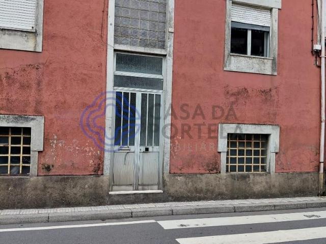 Prédio com R/C e 1º andar para recuperar para Habitação e comercio