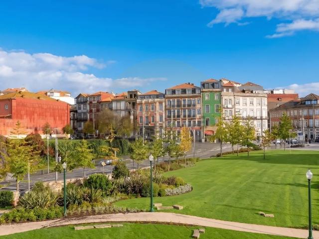 Prédio com Rentabilidade na Baixa do Porto, na Sé