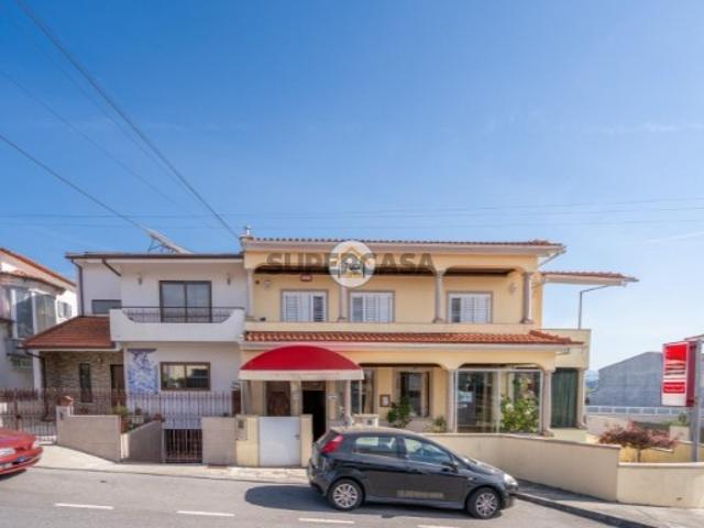 Prédio com restaurante e alojamento local