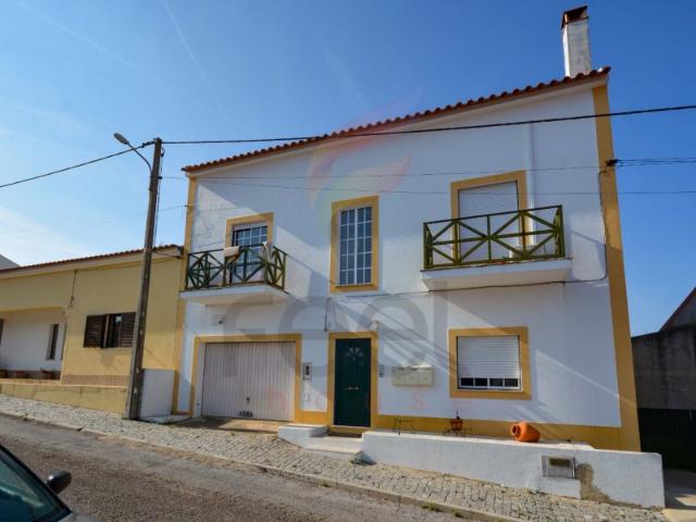 PRÉDIO COM TRÊS APARTAMENTOS